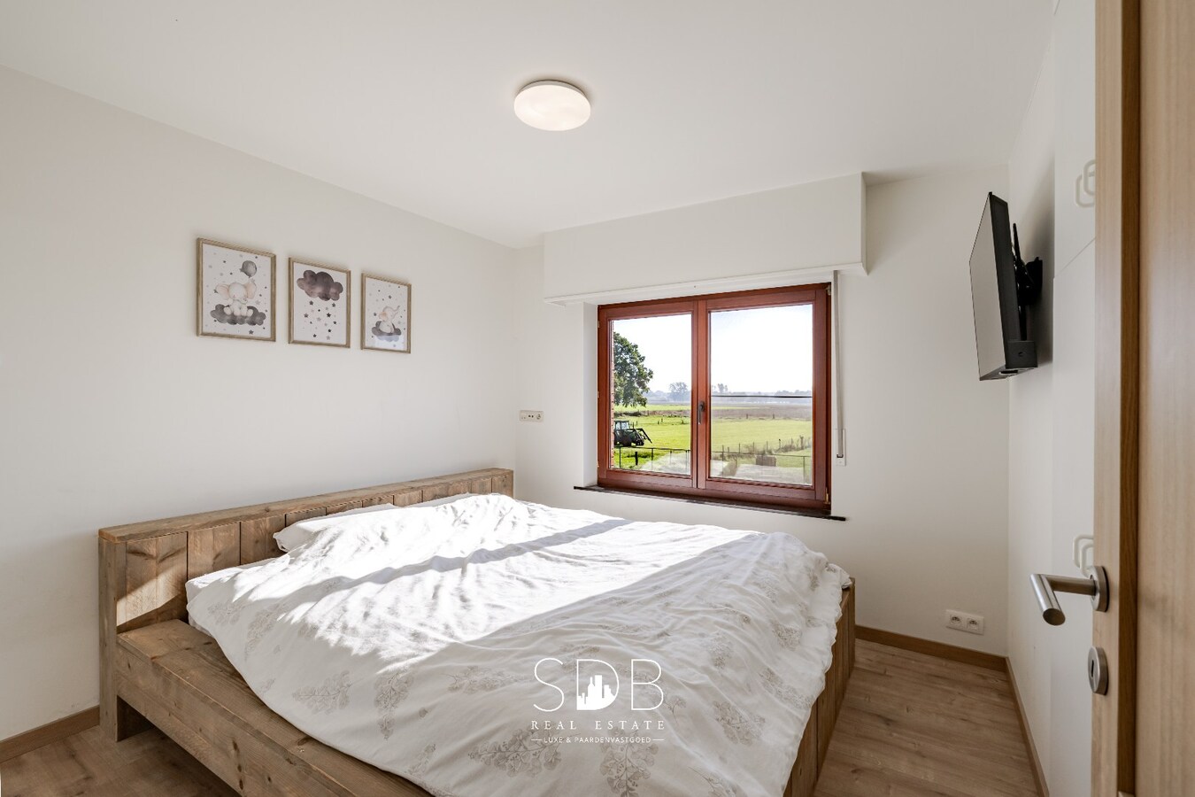 Hedendaagse woning met hippische accommodatie op 17.782m² 