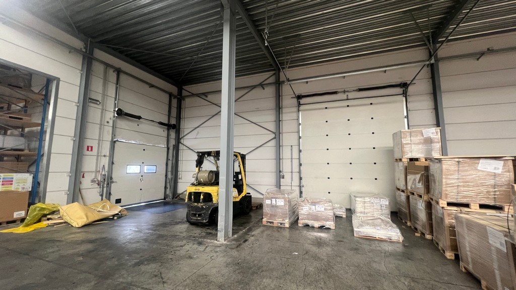 Bedrijfsgebouw met laadkades en kantoren te koop in Ronse