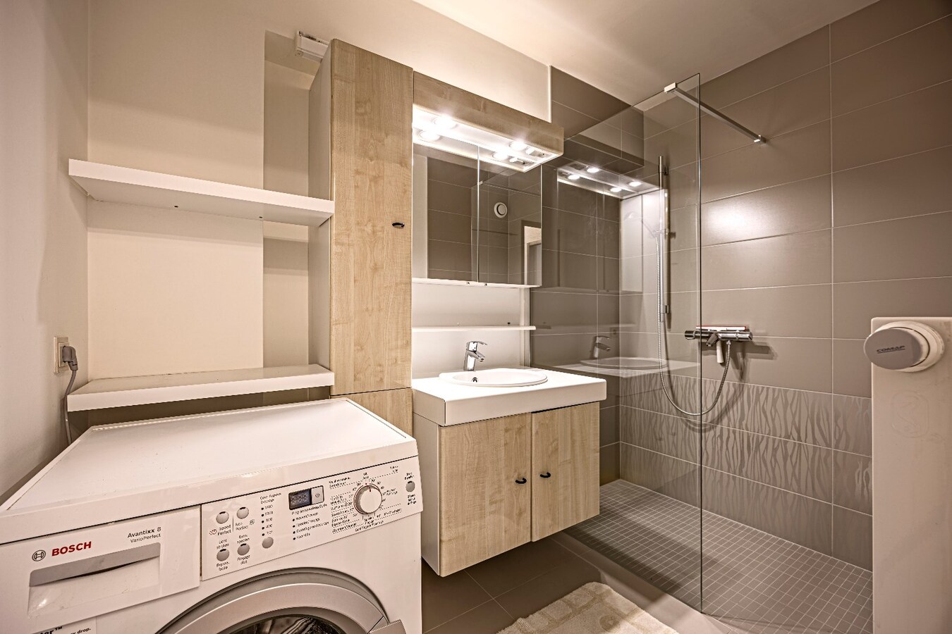 Zonnig tweeslaapkamerappartement op enkele passen van de zeedijk te Heist. 