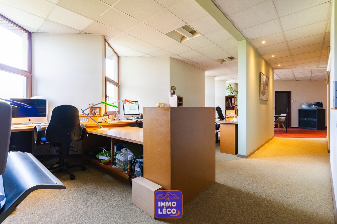 Grand espace professionnel avec maison de style en semi plain-pied, érigés sur 1800m² ! 