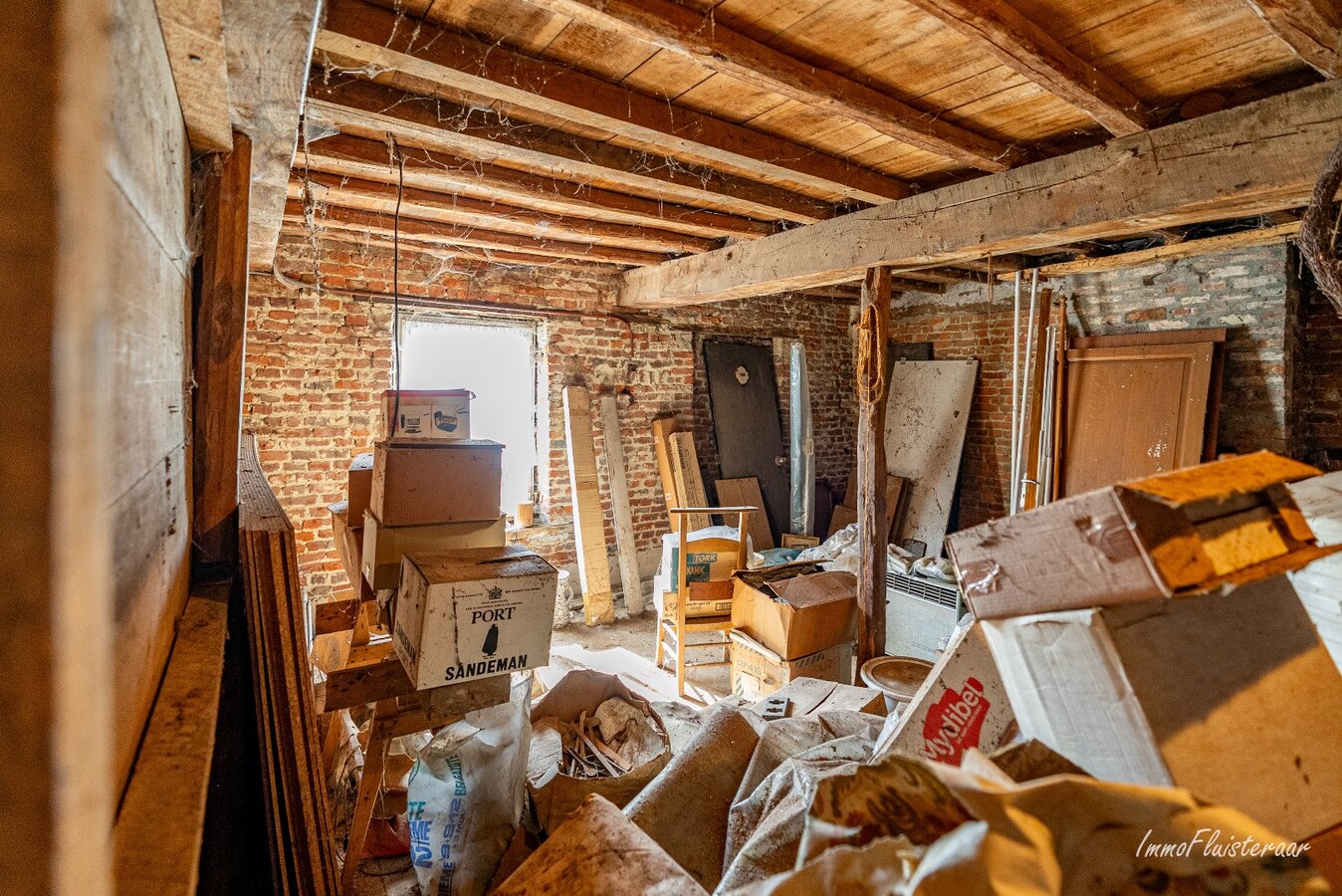 Te renoveren vierkantshoeve op een ruim perceel van ca. 2,6ha te Kortenaken 