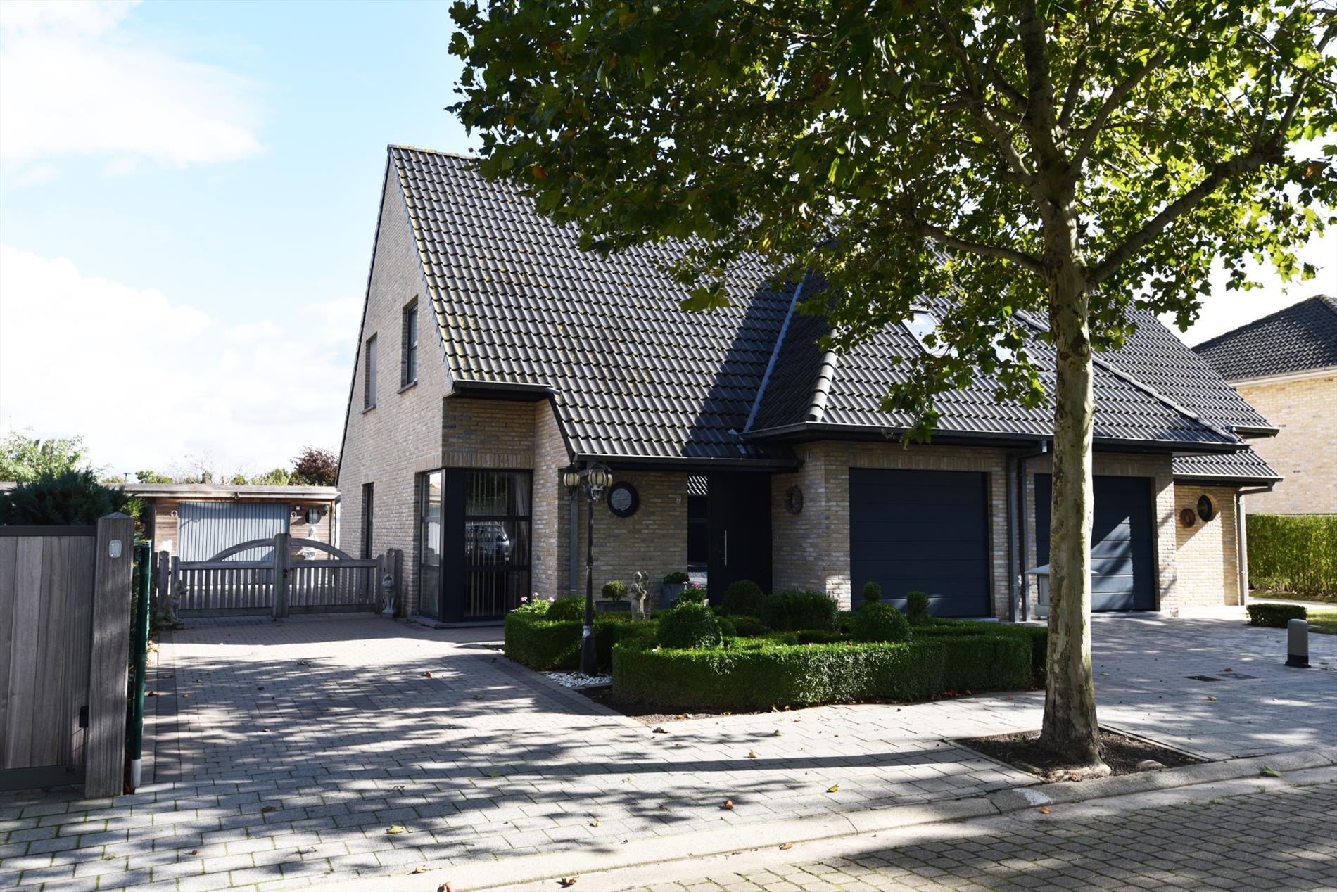 Recente gezinswoning met 3 slaapkamers, rustig gelegen te Adegem. 