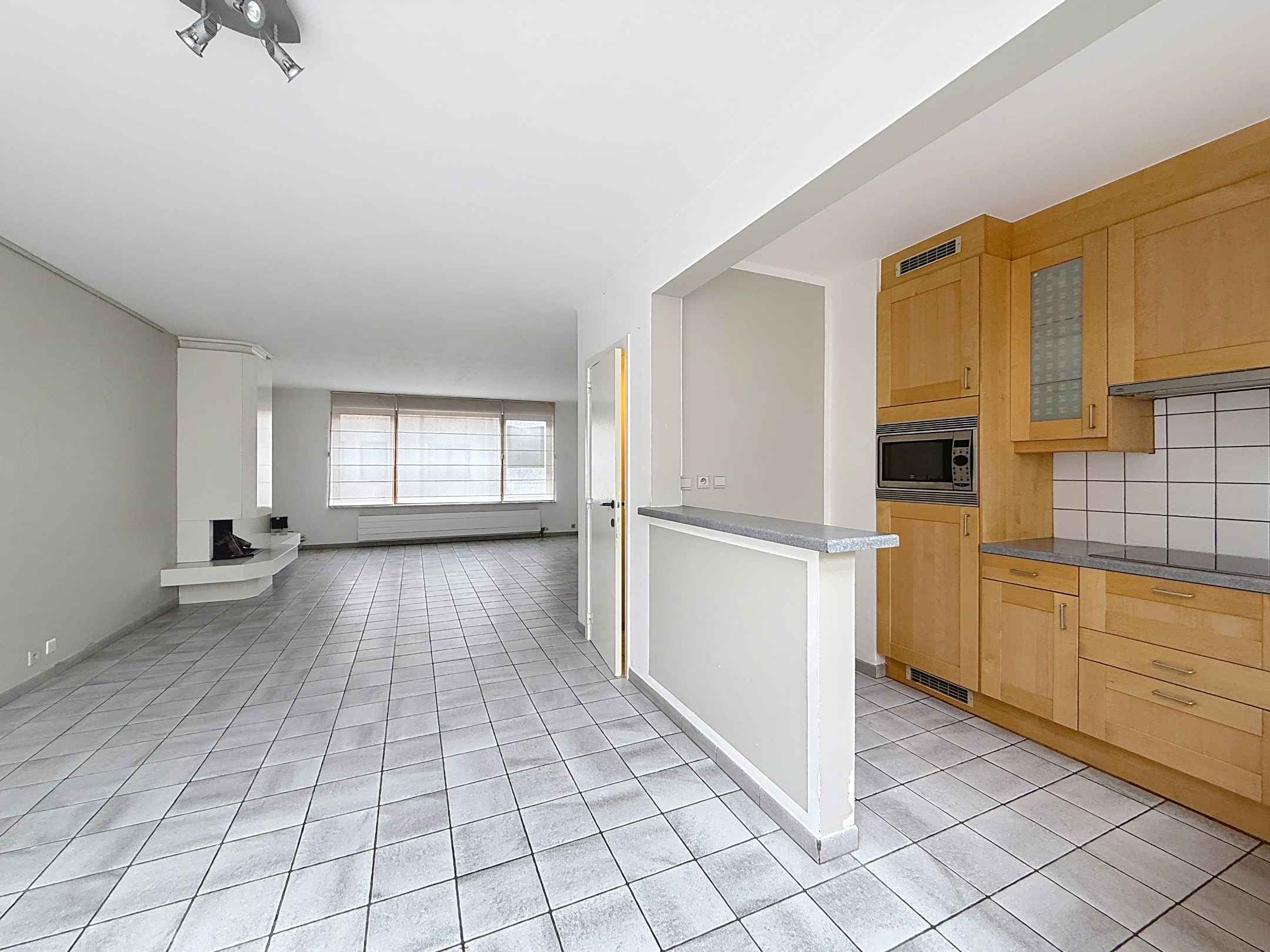 Maison de ville située au centre de la vieille ville de Knokke, à proximité des supermarchés, de l'école, du complexe sportif et à quelques mètres de l'avenue Lippens et des transports en commun. 