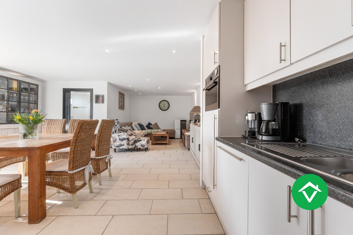 Functionele woning met drie slaapkamers, garage en ruime oprit te Ichtegem 