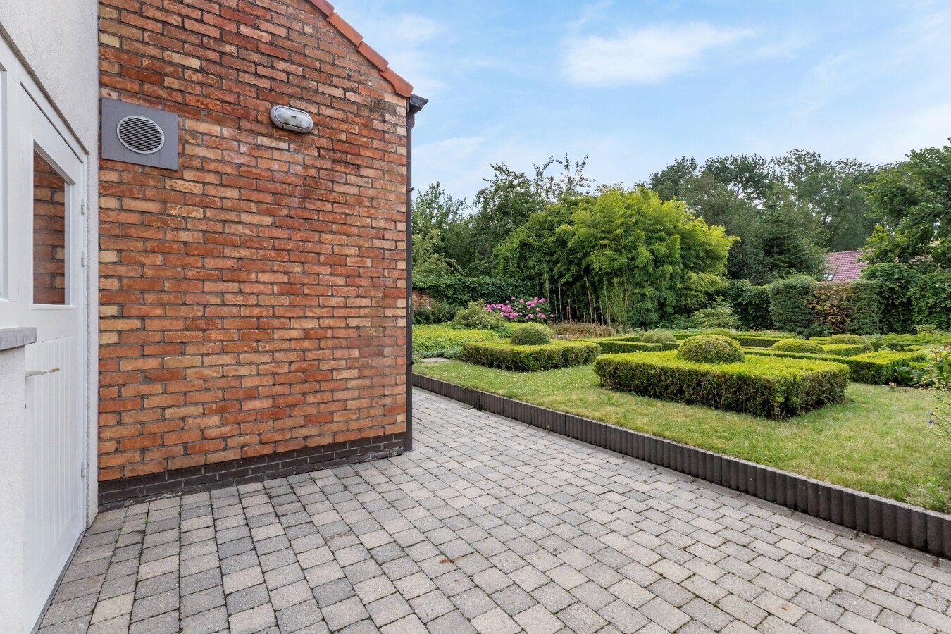 Centraal gelegen handels(woning) met garage op 369m² in Merkem! 