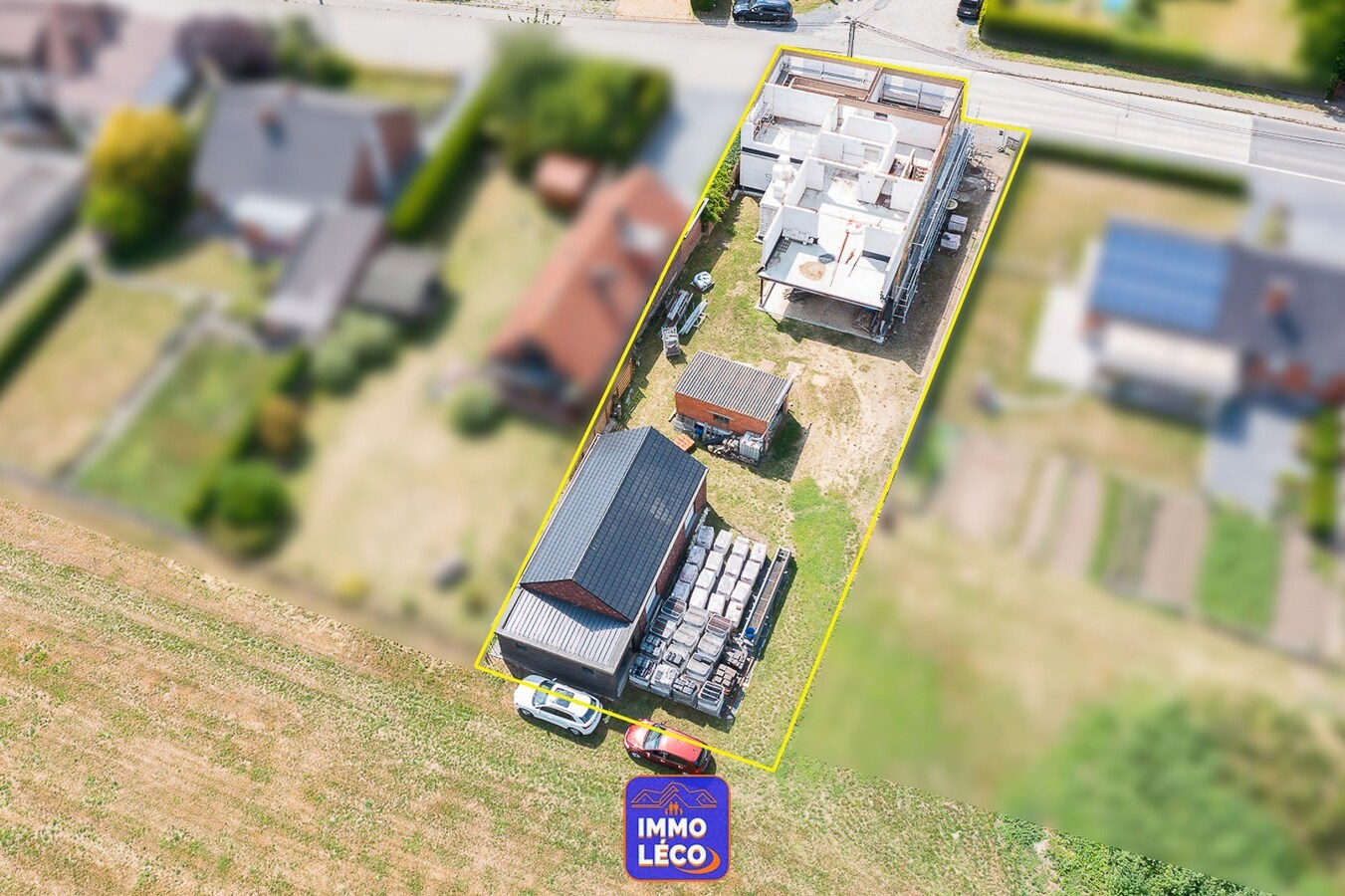 Nouvelle construction à parachever avec atelier, érigée sur 838m² ! SUPER POTENTIEL ! 