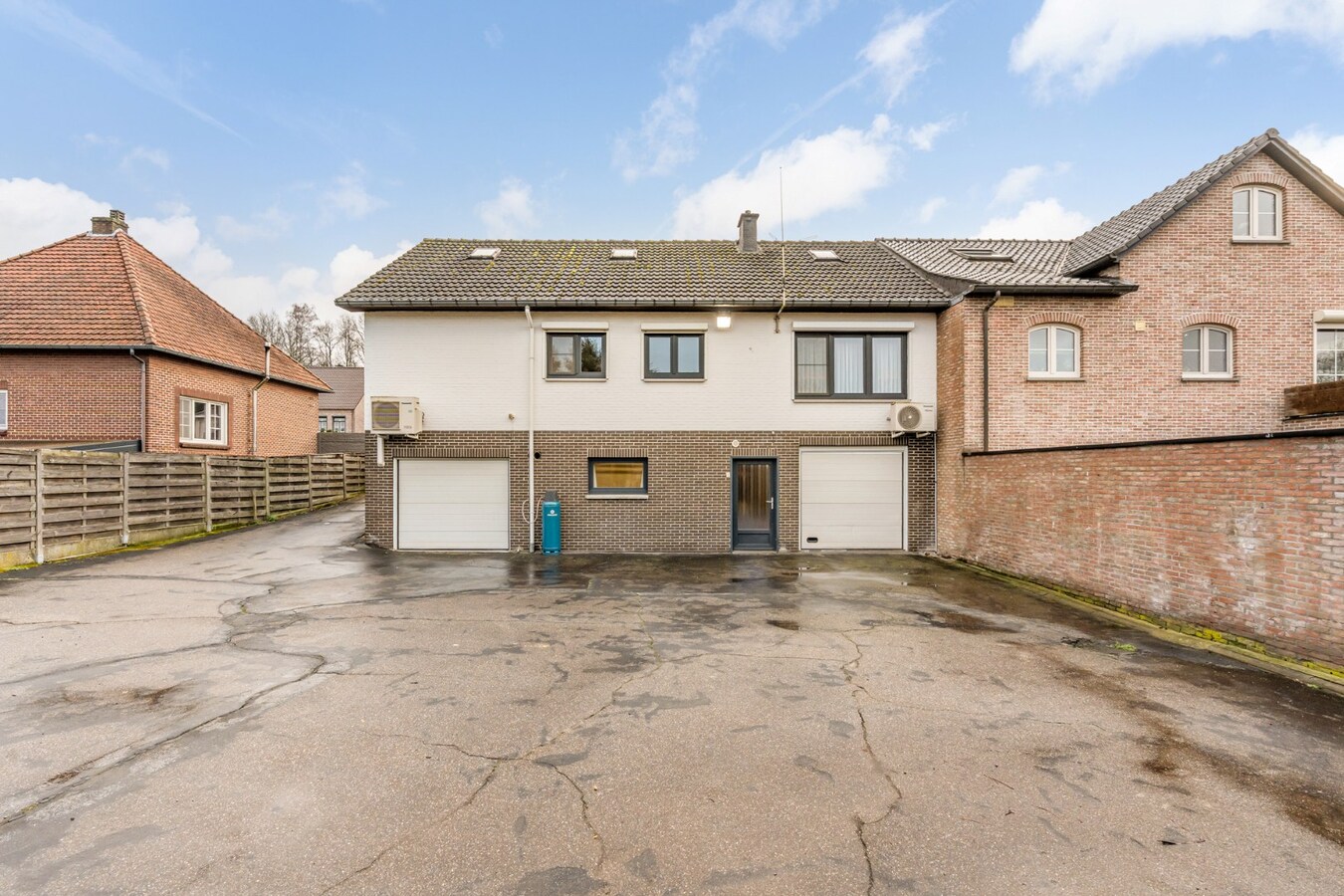 Halfvrijstaande woning op een perceel van 7a31ca, met aparte bureelruimte en inpandige garage! 