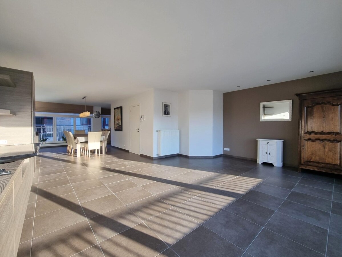 Zeer ruim, breed en lichtrijk woonappartement met groot zongericht terras 