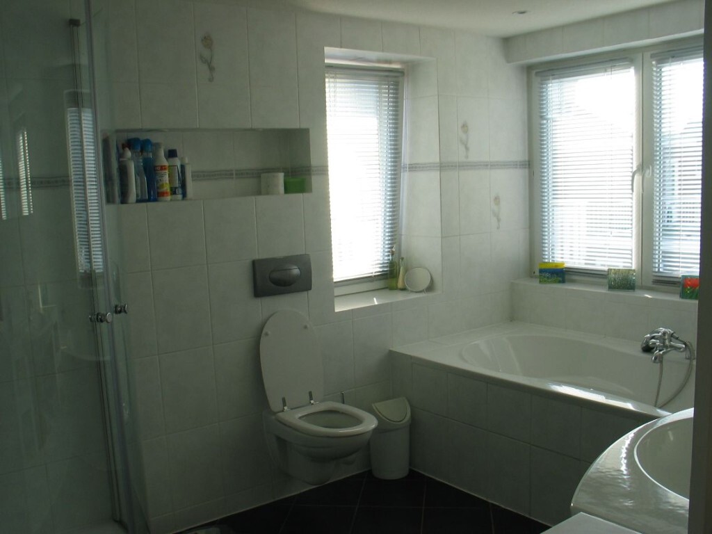 Gelegen in de wijk “Armhoefse Akkers” (Sacaramentsparochie) ruime jaren 30 hoekwoning met extra kamer op de begane grond en tuin op het zuiden. 