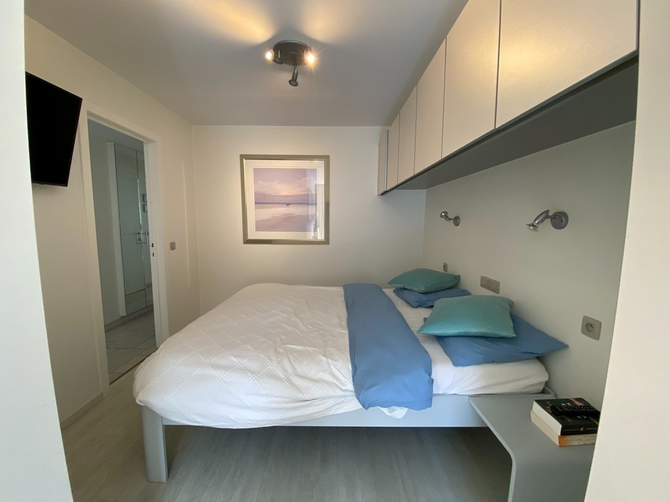 GEMEUBELD - Super gelegen en perfect onderhouden appartement, gelegen in de Van Bunnenlaan. 