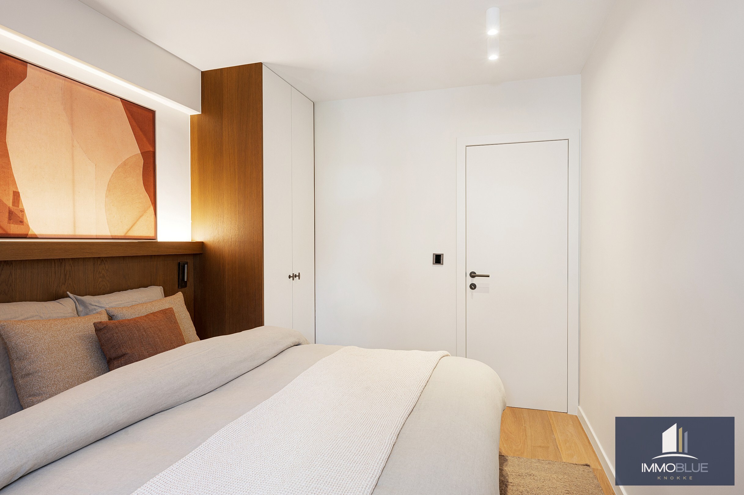 Uitzonderlijk hoekappartement, gelegen in de Zoutelaan, met een gevelbreedte van ca. 16 meter en biedt een open uitzicht op de Lippenslaan. 
