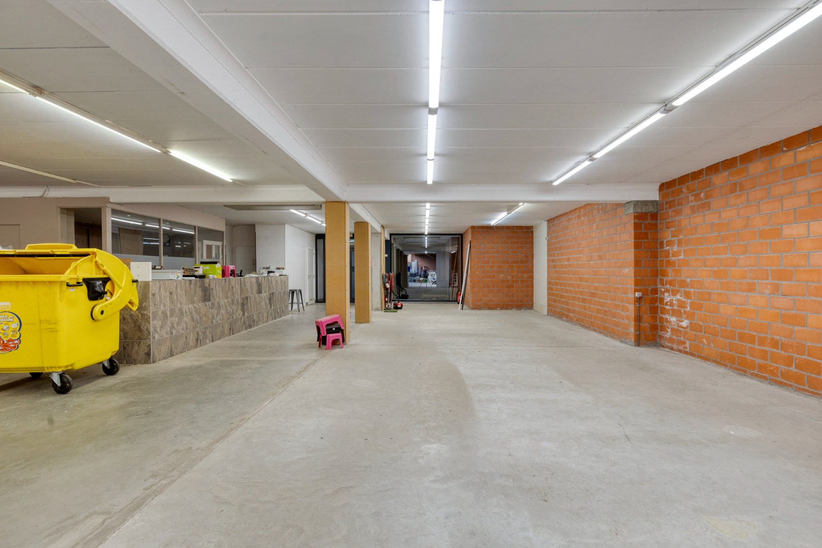 Handelsgelijkvloers met achter-inrit op commerciële ligging in centrum Geel 