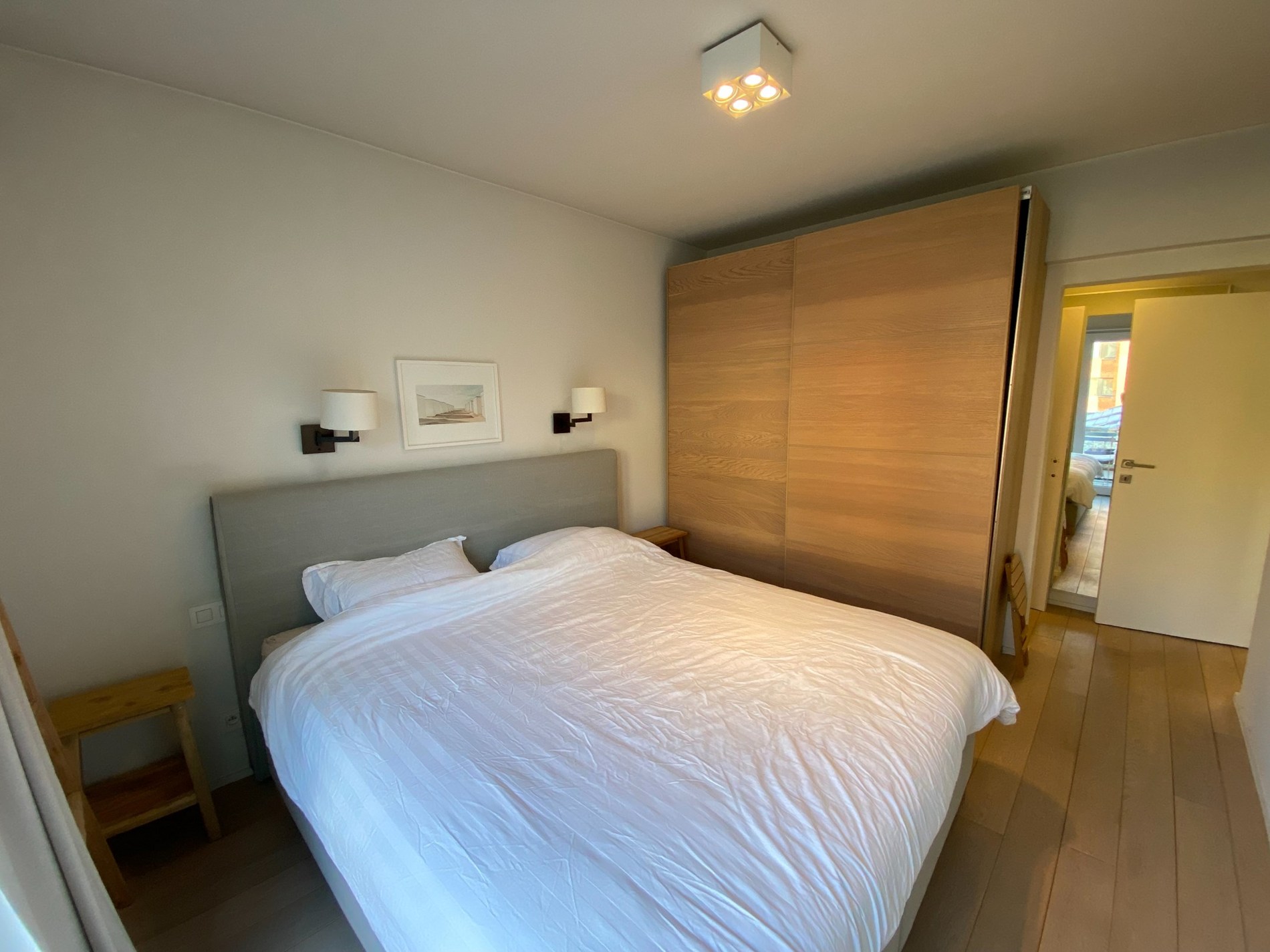 Meublé: Appartement récemment rénové et joliment décoré situé à Oud Knokke à proximité des rues commerçantes. 