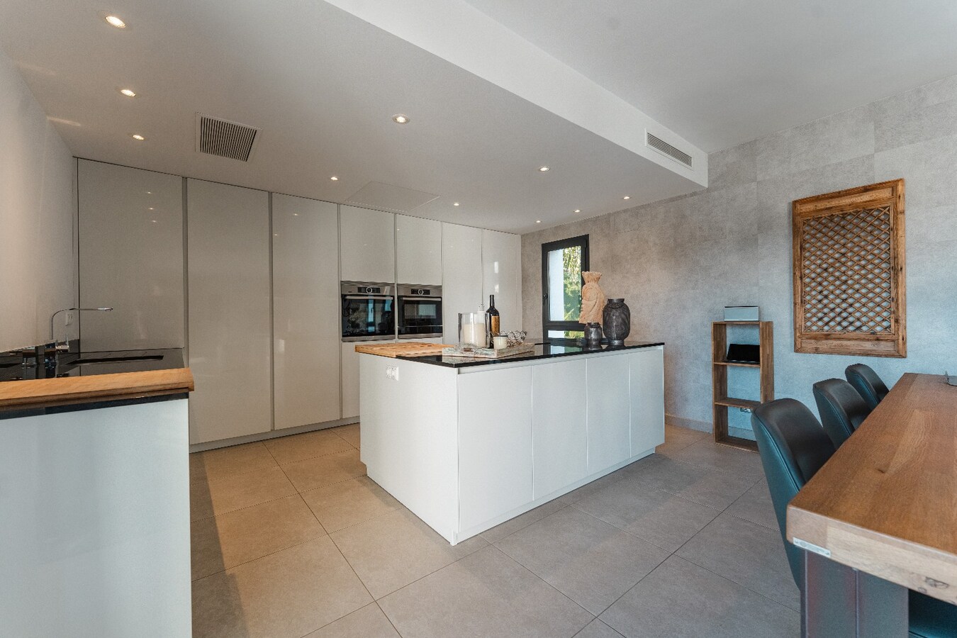 Deze uitzonderlijke villa biedt een unieke combinatie van luxe, volledige privacy en een prachtige zuidoriëntatie in het gegeerde Solpark. 