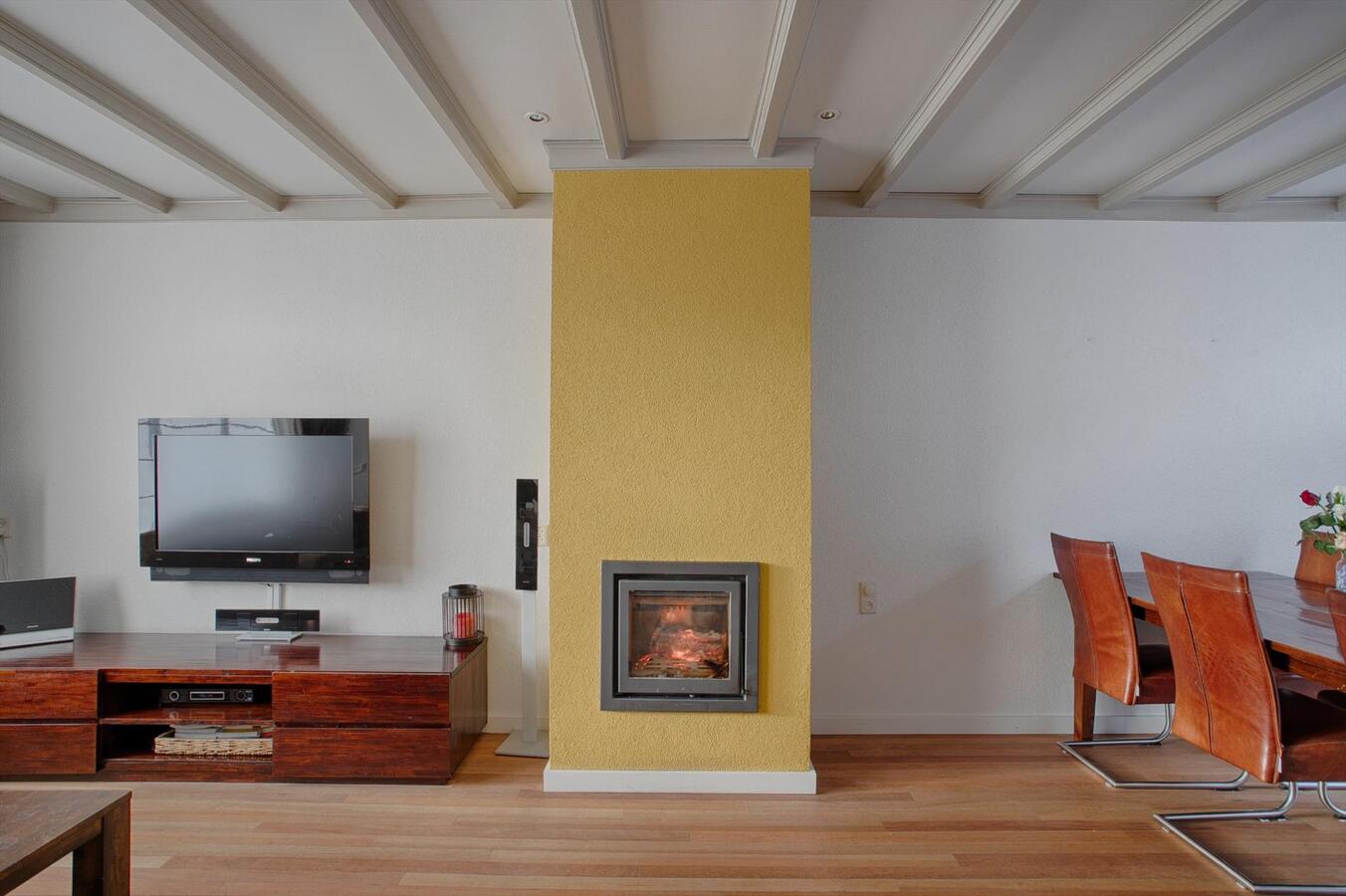 Ruim uitgebouwde hoekwoning met garage, berging, carport en vrije achterom gelegen in een rustige, kindvriendelijke straat tegenover een speelveld op 218 m² aan de Kievit 5 te Luyksgestel. 