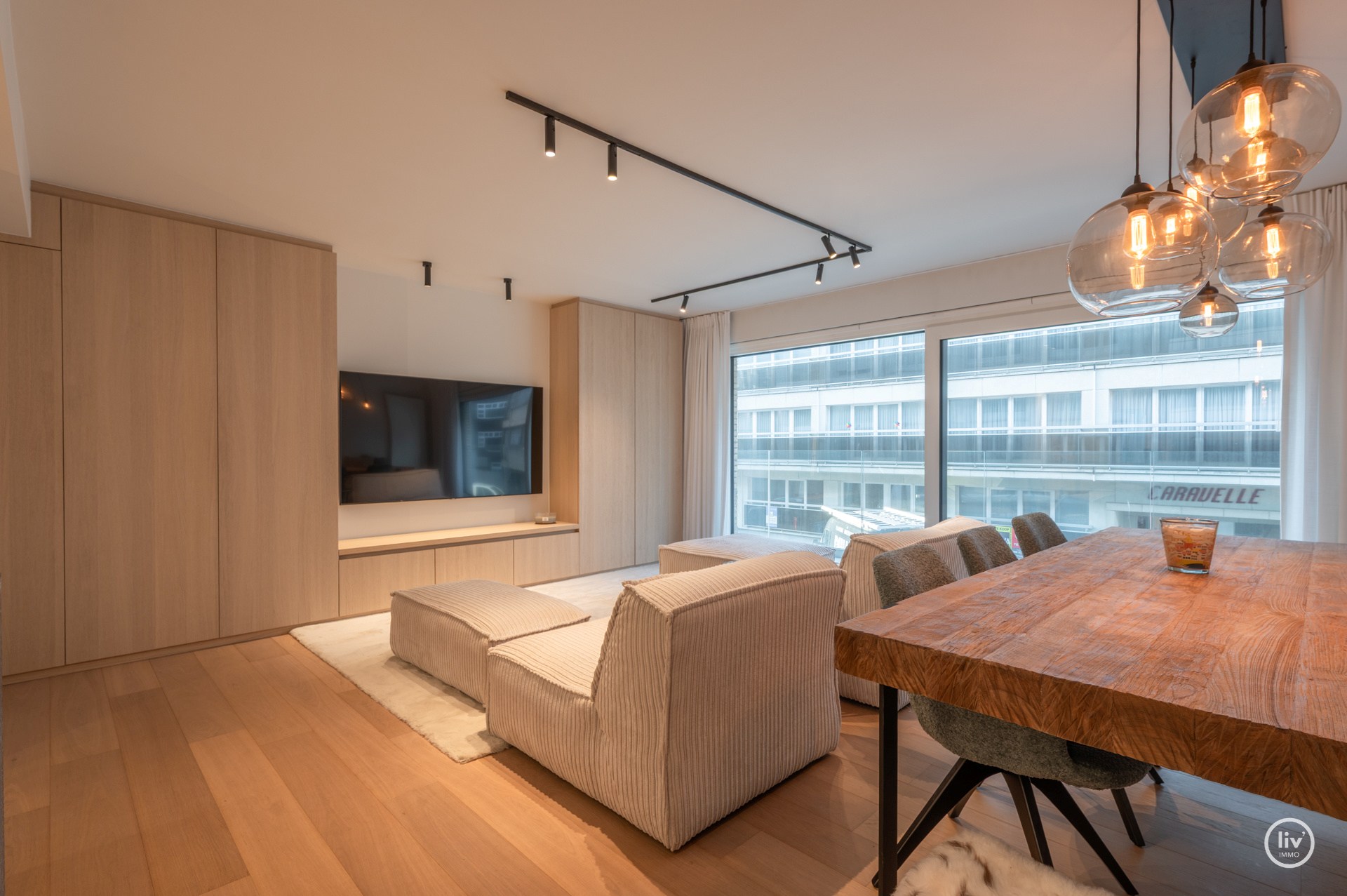 Prachtig ruim 2 slaapkamerappartement met mooie gevelbreedte en groot zonneterras op een topligging vlakbij de Dumortierlaan te Knokke. Garage mogelijk in het gebouw. 