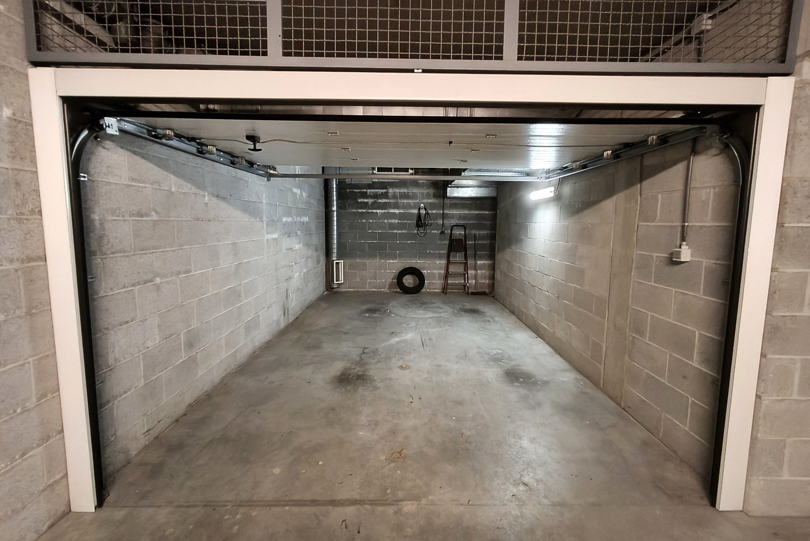 GARAGE + AUTOSTAANPLAATS 