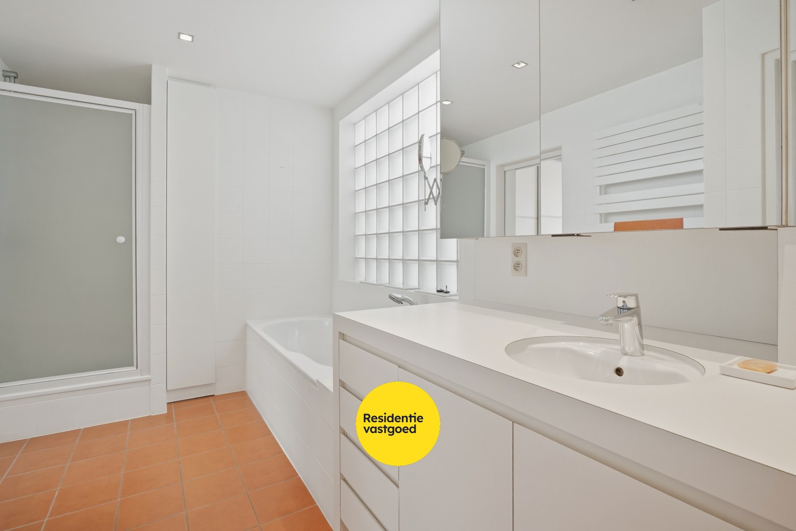 Multifunctionele woning met handelsruimte in hartje Veurne. 