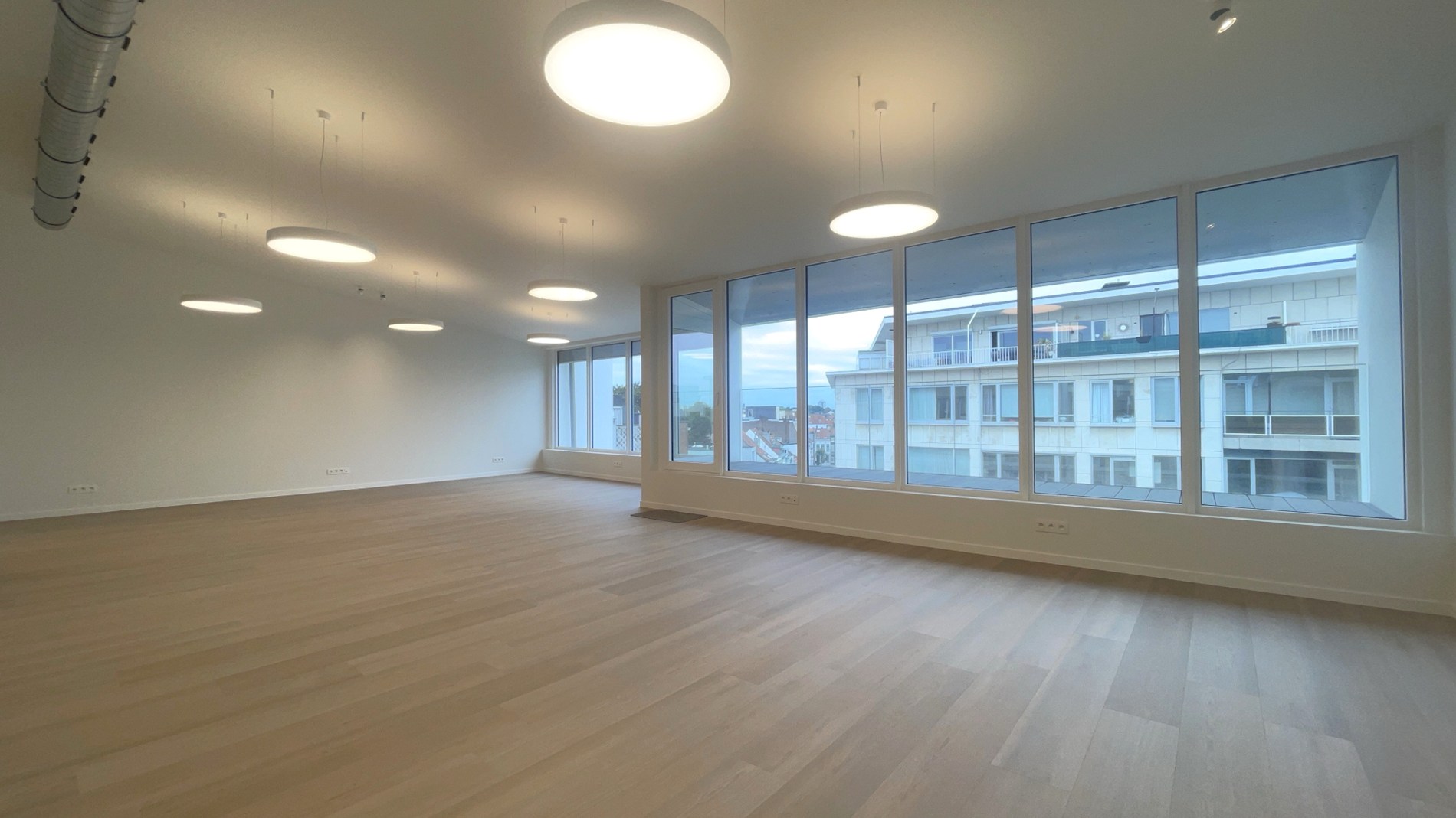 Exclusief kantoorgebouw te huur dichtbij de Leien in Antwerpen