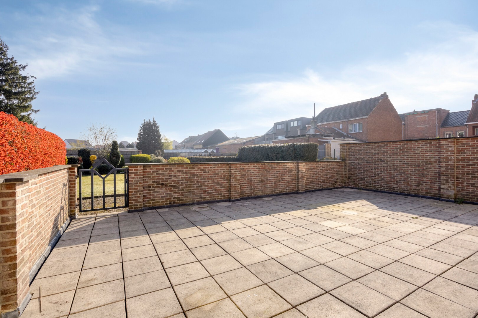 Gelijkvloers appartement met 3 slpk., ruim terras en ondergrondse garagebox in hartje Leopoldsburg 