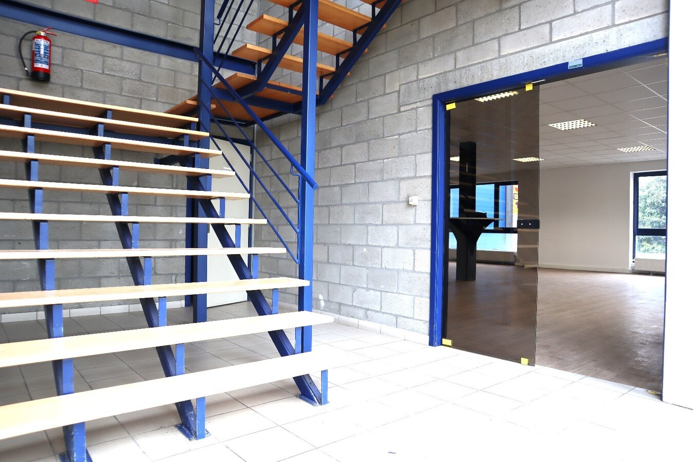 Kantoorruimte 120m² + loods/hangaar/magazijn 775 m² te Boutersem 