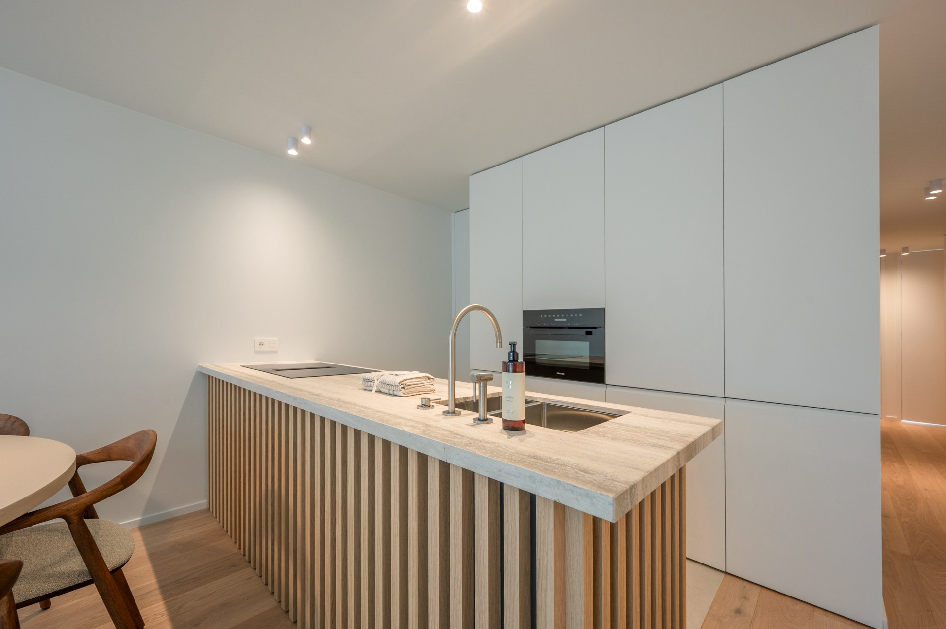 Exclusief gerenoveerd appartement met 3 slaapkamers te koop vlak bij het Albertstrand en het Lichtorenplein. 