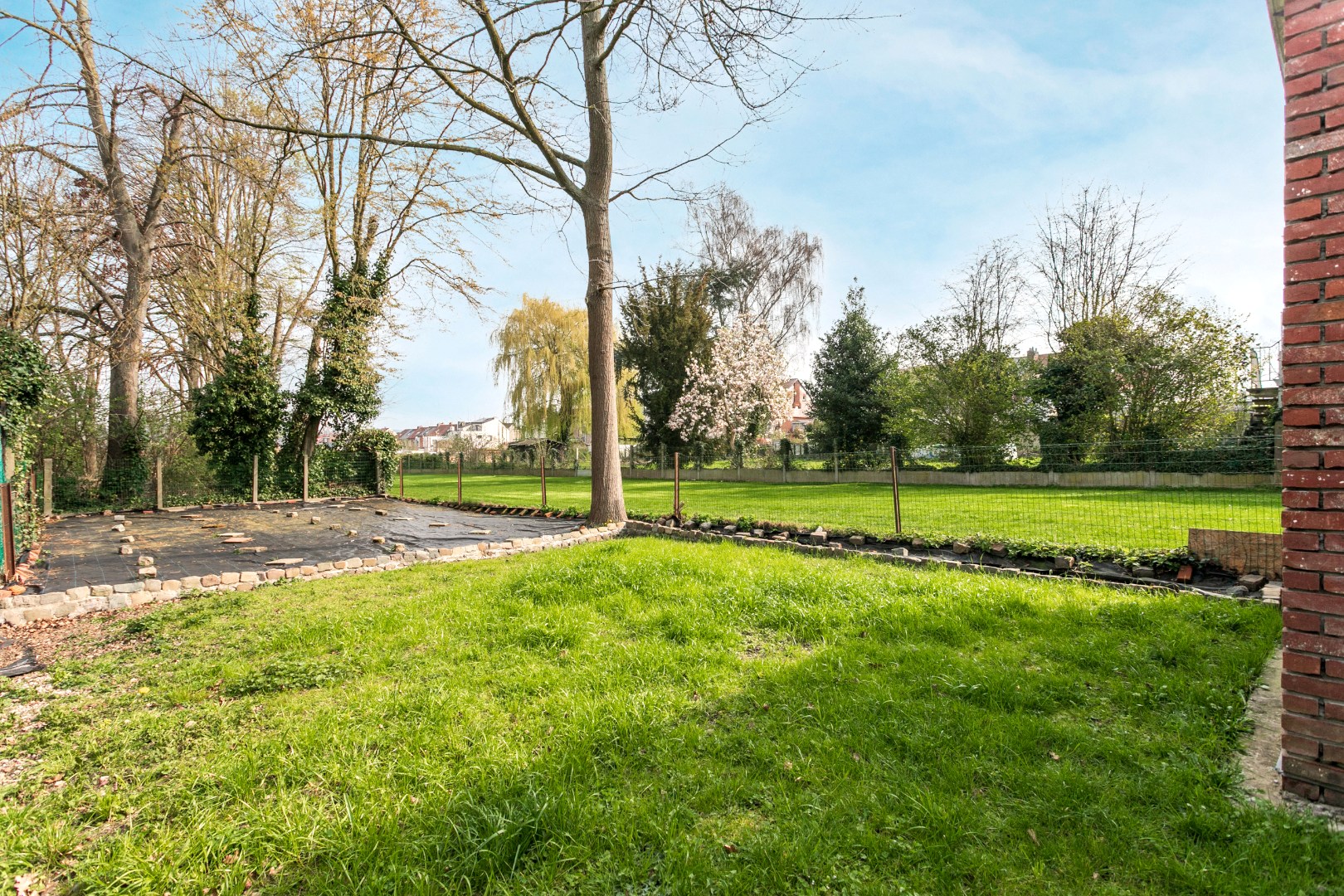 Handelshuis met woongedeelte, garage en tuin te Beersel 