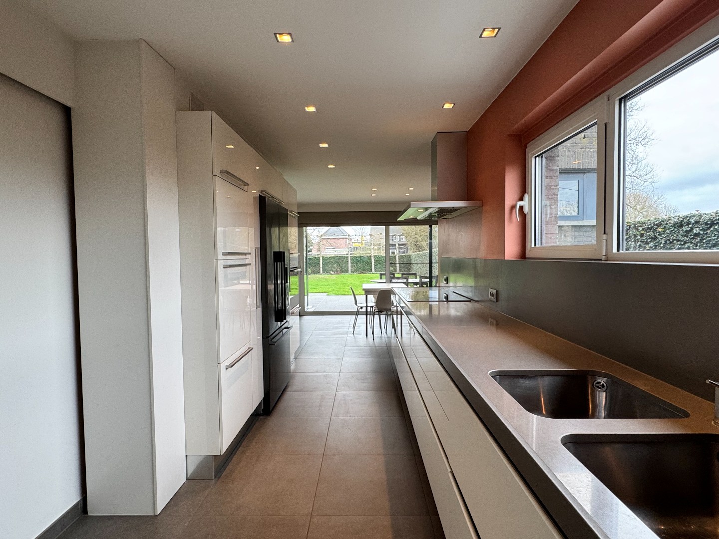 Stijlvolle villa op 909 m² met garage en afgesloten tuin 