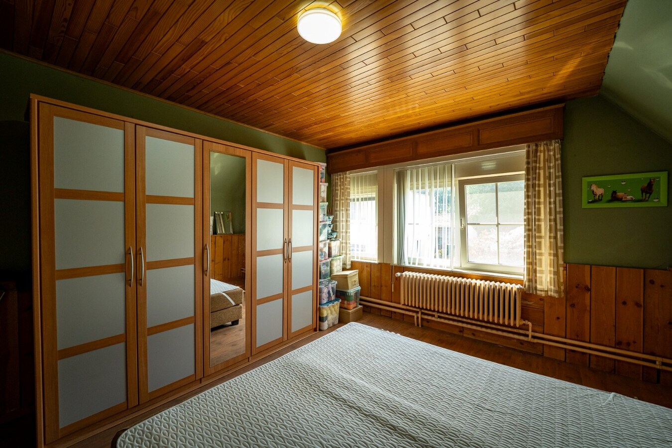 Ruime woning met buitenpiste en kleine binnenpiste op ca. 1,03ha te Hoeselt 