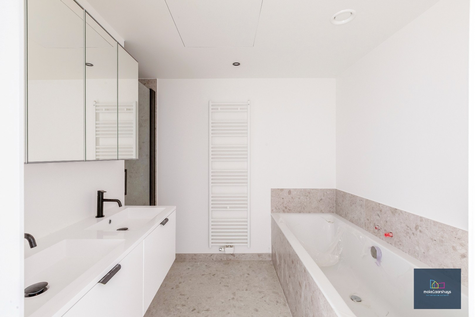 Prachtig  duplex appartement met 4 slpk, 3 badk, grote tuin en parkeergelegenheid 