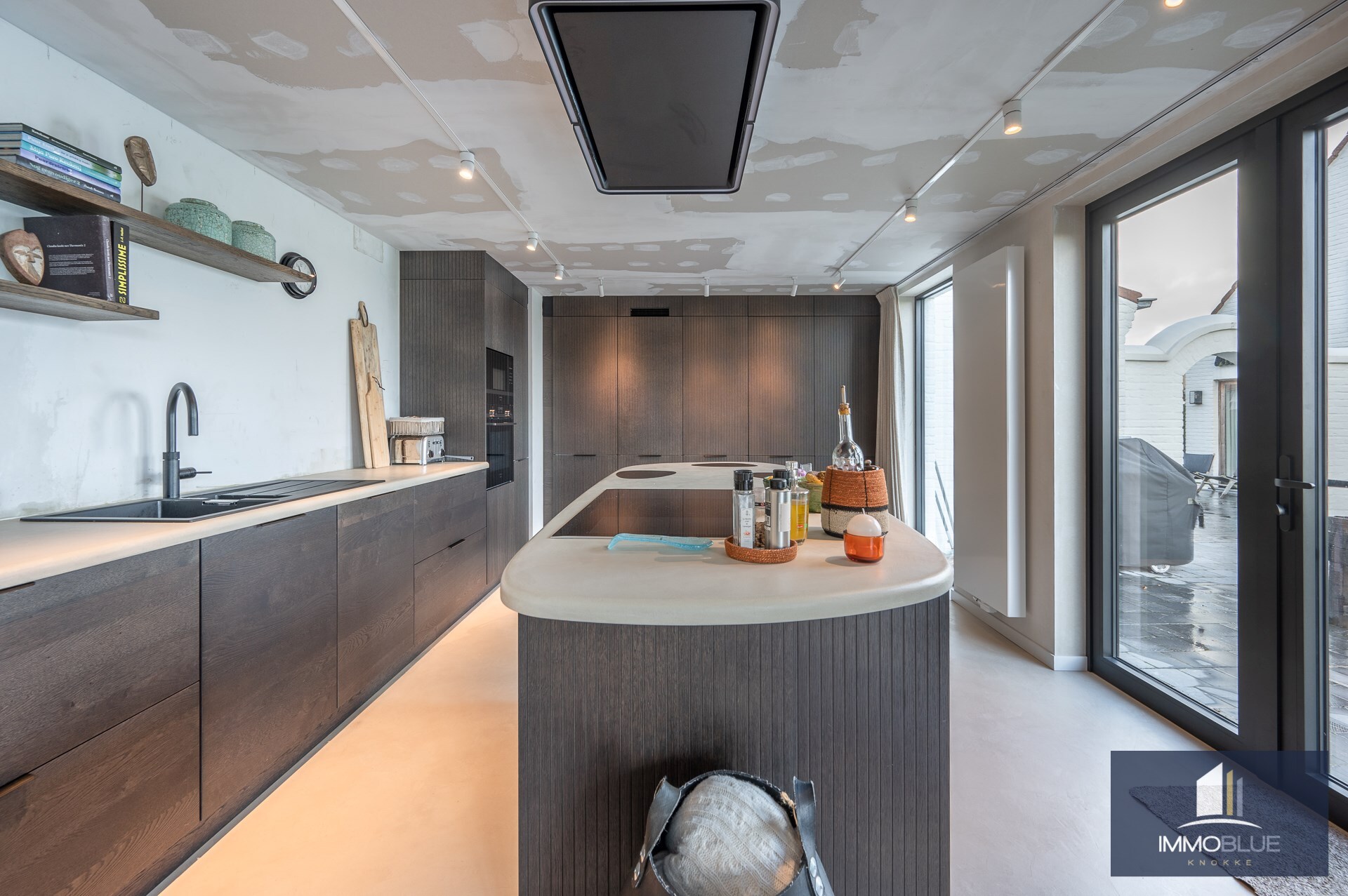 Charmante hoeve met volledig ingericht atelier gelegen op een perceel van ongeveer 5.500 m². 