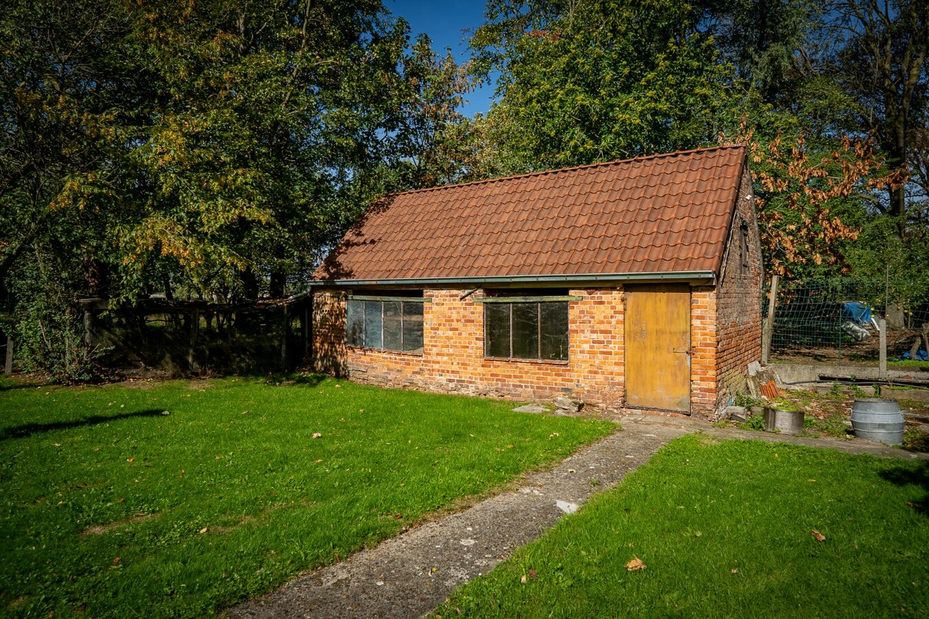 Renovated farmhouse with pasture on approximately 2 hectares in Veldegem. 