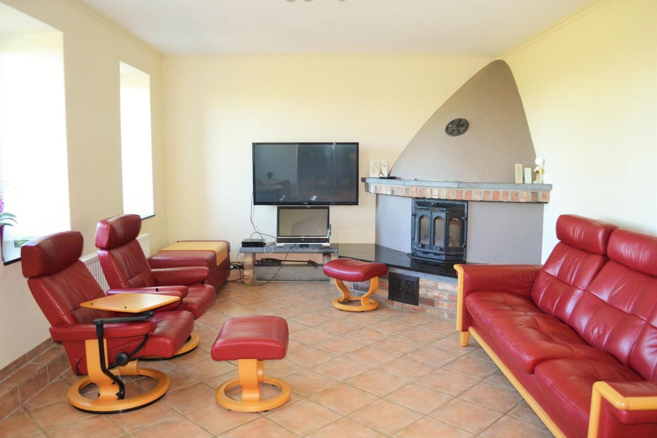 Splendide propriété avec piste couverte et boxes sur environ 1,3ha 