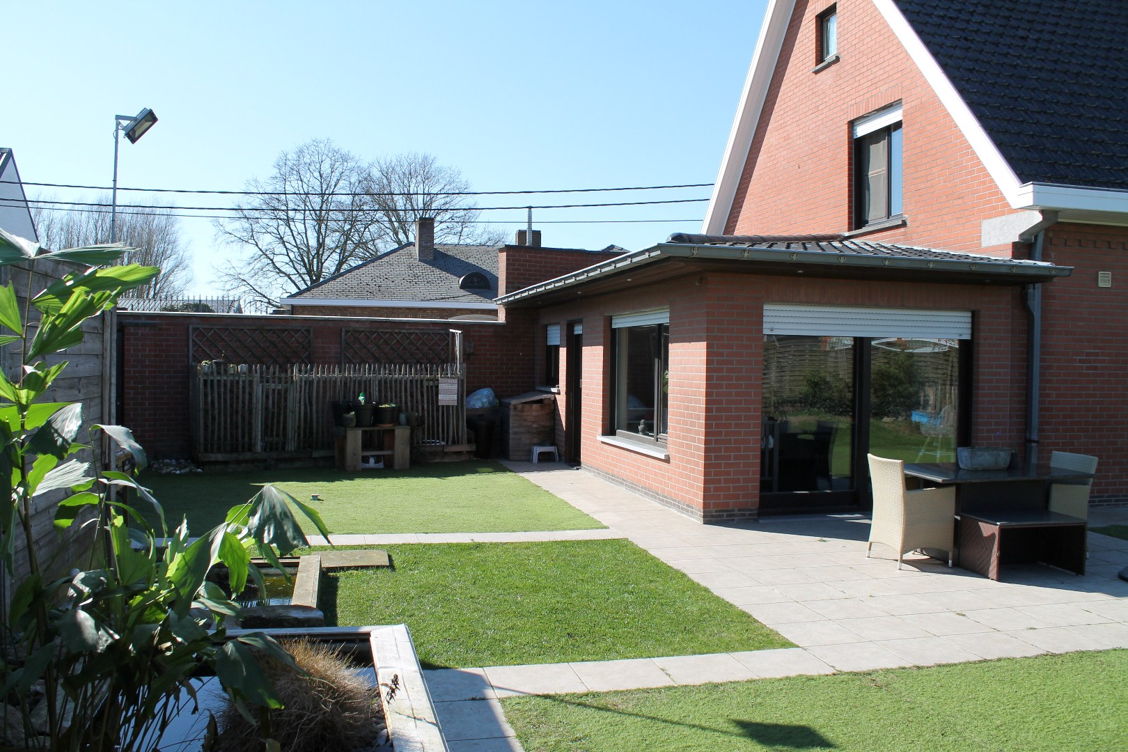 Instapklare woning met 3 slaapkamers, garage en tuin op 496m² 