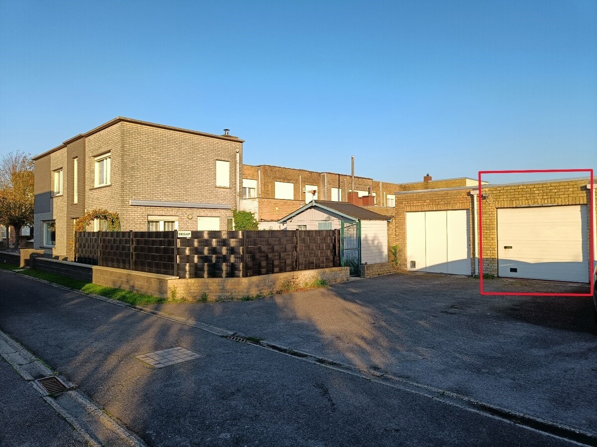 Stevig gebouwde gezinswoning met garage op zonovergoten perceel 