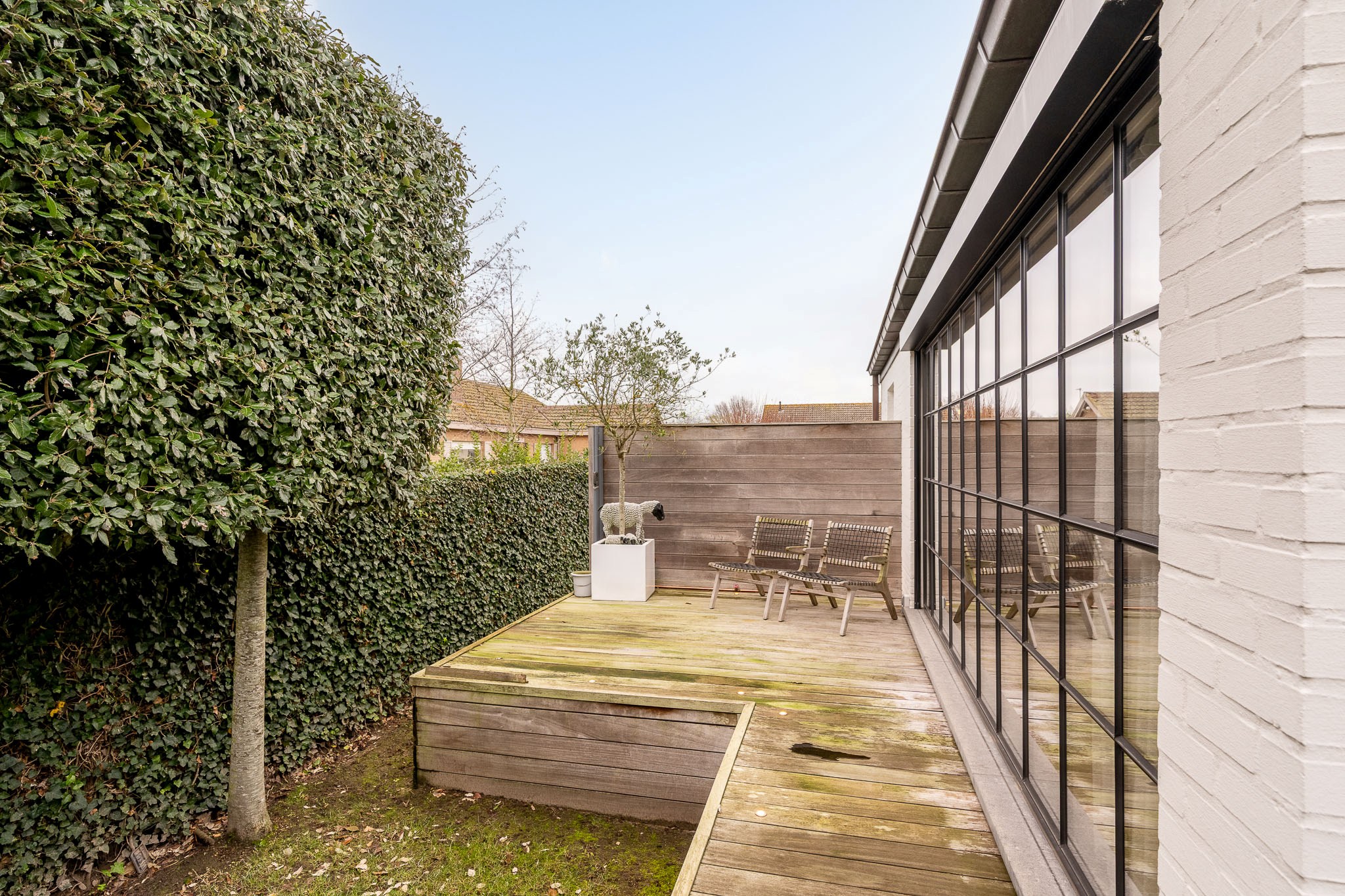 Située dans un quartier résidentiel calme et très prisé de Knokke, cette maison entièrement rénovée offre une combinaison parfaite de confort contemporain, de lumière et d'élégance raffinée. 