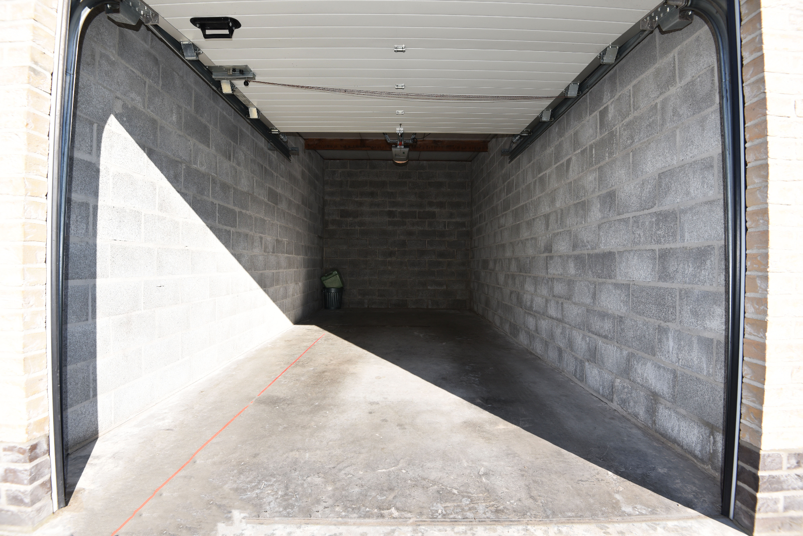 Lichtrijk hoekappartement met 2 slpks en garage te Maldegem centrum 