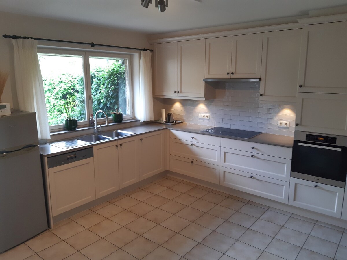 Goed gelegen woning met terras en tuintje. 