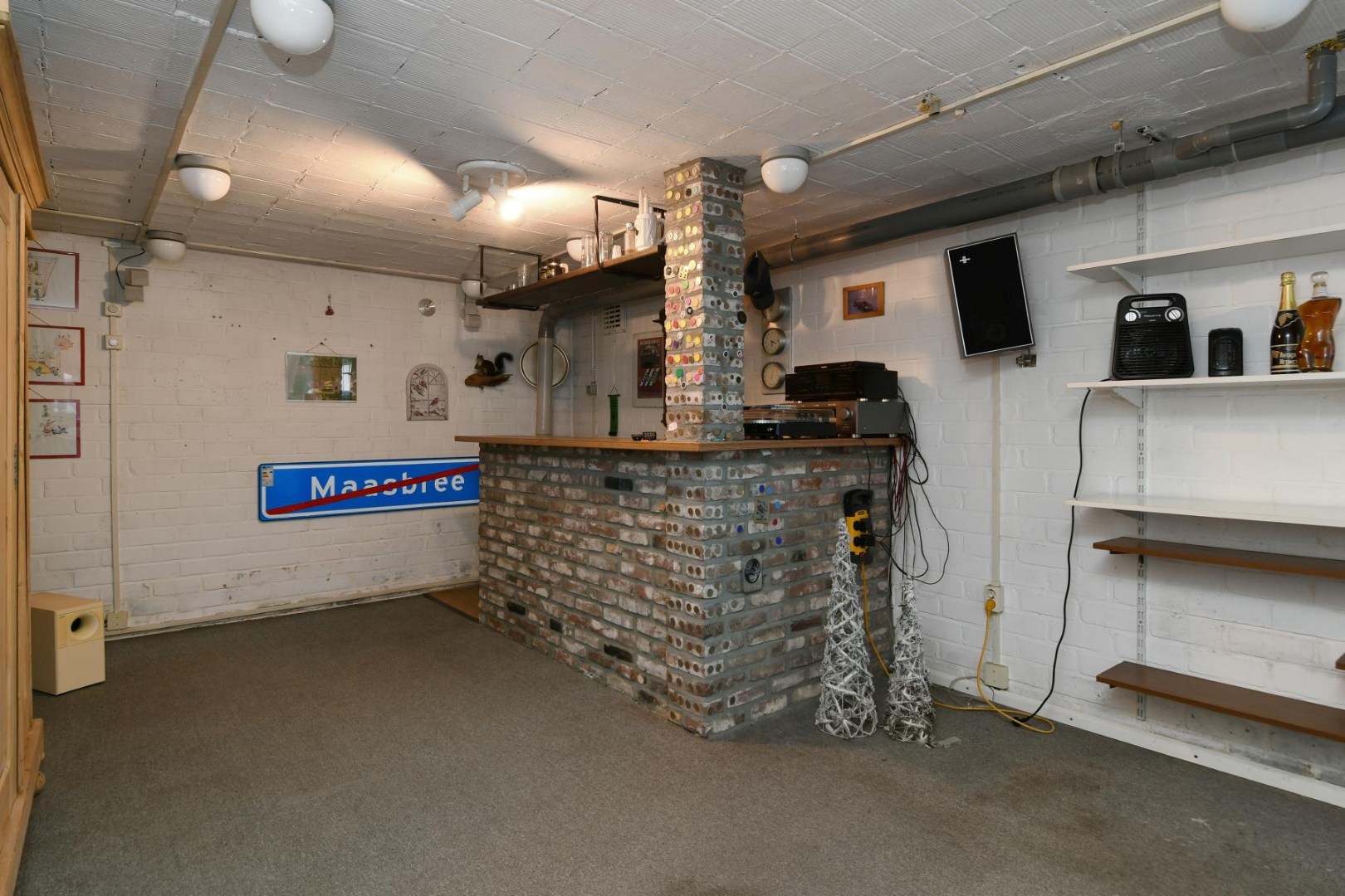 Verrassend ruime levensloopbestendige woning met vier slaapkamers, terras en souterrain met ruime hobbyruimte en inpandige garage. 