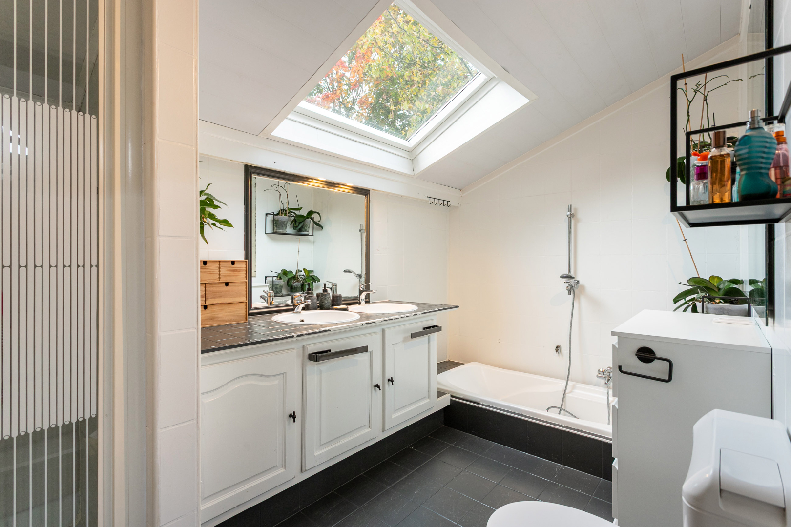 Instapklare driegevelwoning met 3 slpk te Lembeek 