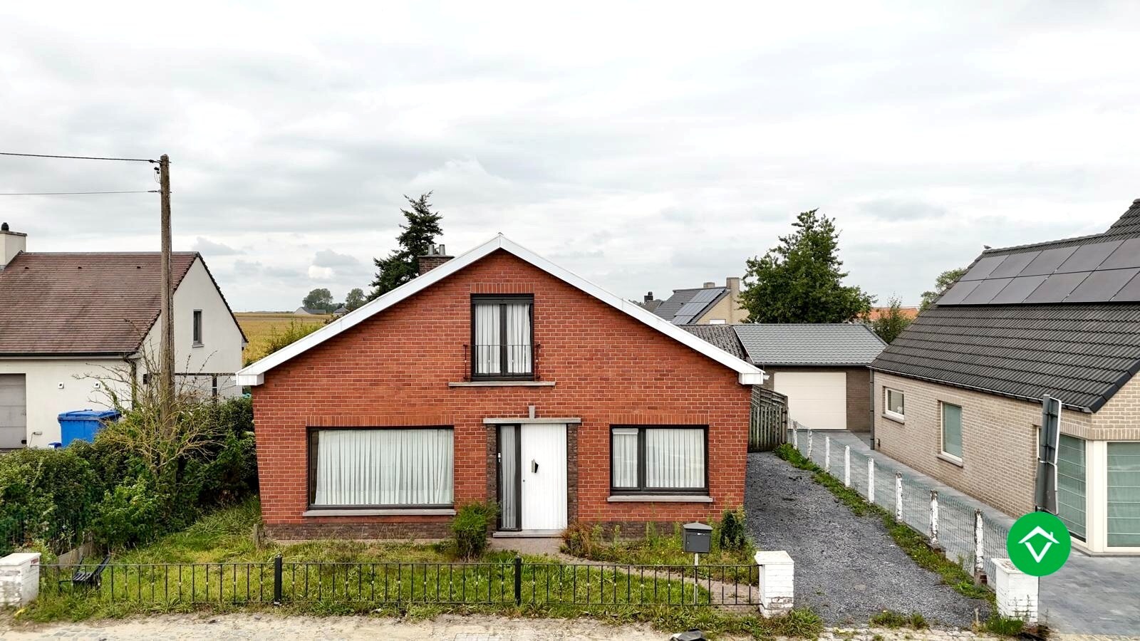 Alleenstaande woning met bakstenen garage en ruime tuin in Ichtegem 