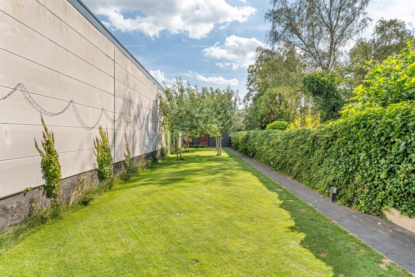 Unieke, hoogwaardig afgewerkte stadswoning op een ruim perceel mét ruime garage bereikbaar langs de achterzijde! 