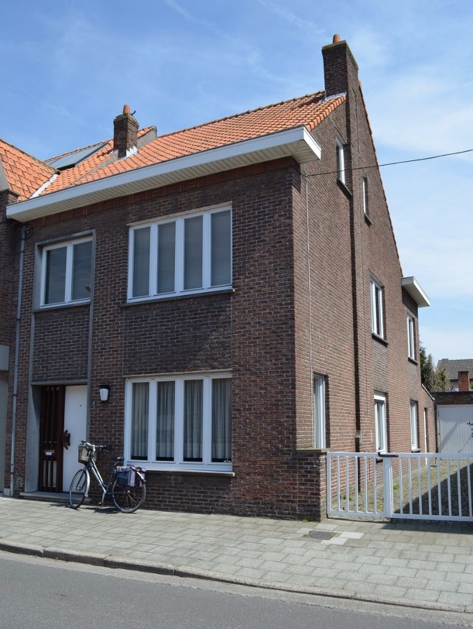 Ruime te renoveren woning met garage en tuin te centrum Eeklo 