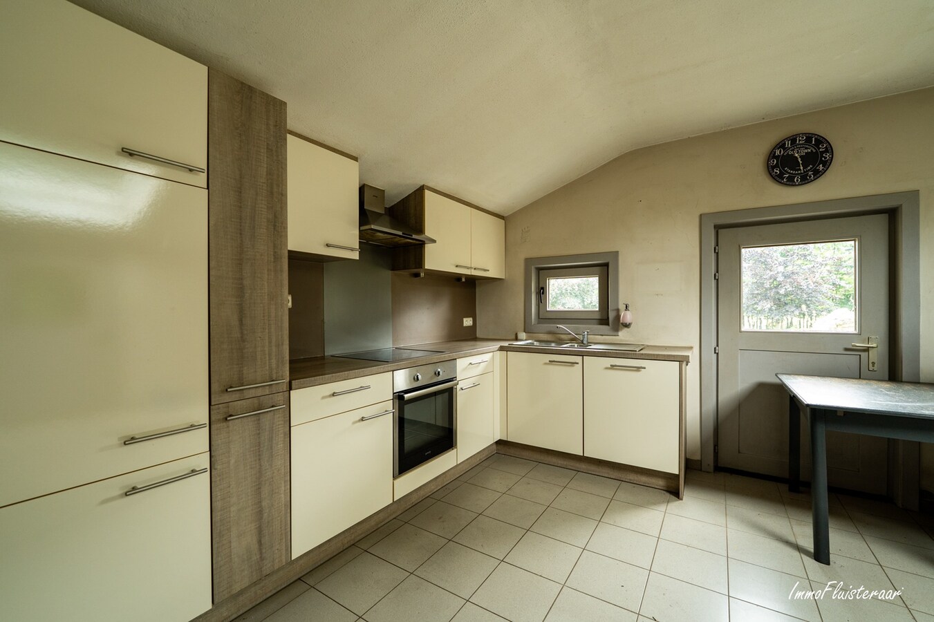 Hoogwaardige ruwbouwvilla met bijgebouw en weide 
