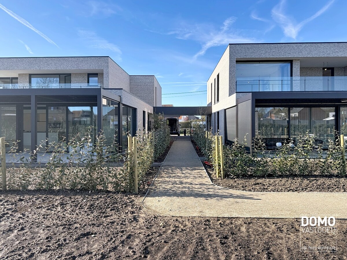 HOOGWAARDIG AFGEWERKT APPARTEMENT VAN 134M² MET 2 SLAAPKAMERS, RUIM TERRAS EN PARKEERPLAATS TE CENTRUM TUILT 