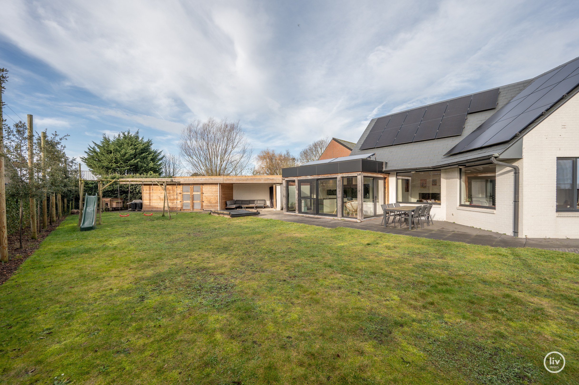 Centrale gelegen villa gelegen op een boogscheut van Knokke Centrum met ruim perceel (ideaal in combinatie met een commerciële activiteit) 