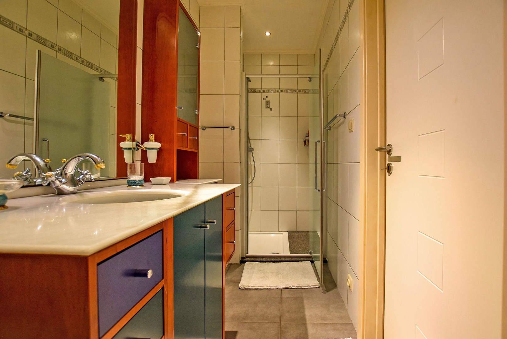 Prachtig onderhouden gelijkvloersappartement van maar liefst 175m² gelegen op 50m van het strand te Sint-Idesbald. 