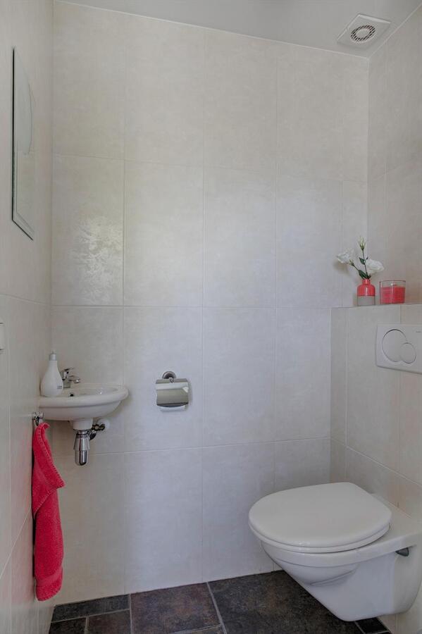 Luxe afgewerkt landhuis met gastenverblijf op een mooie locatie nabij het centrum van Hulsel gelegen op een perceel van 1264 M². 