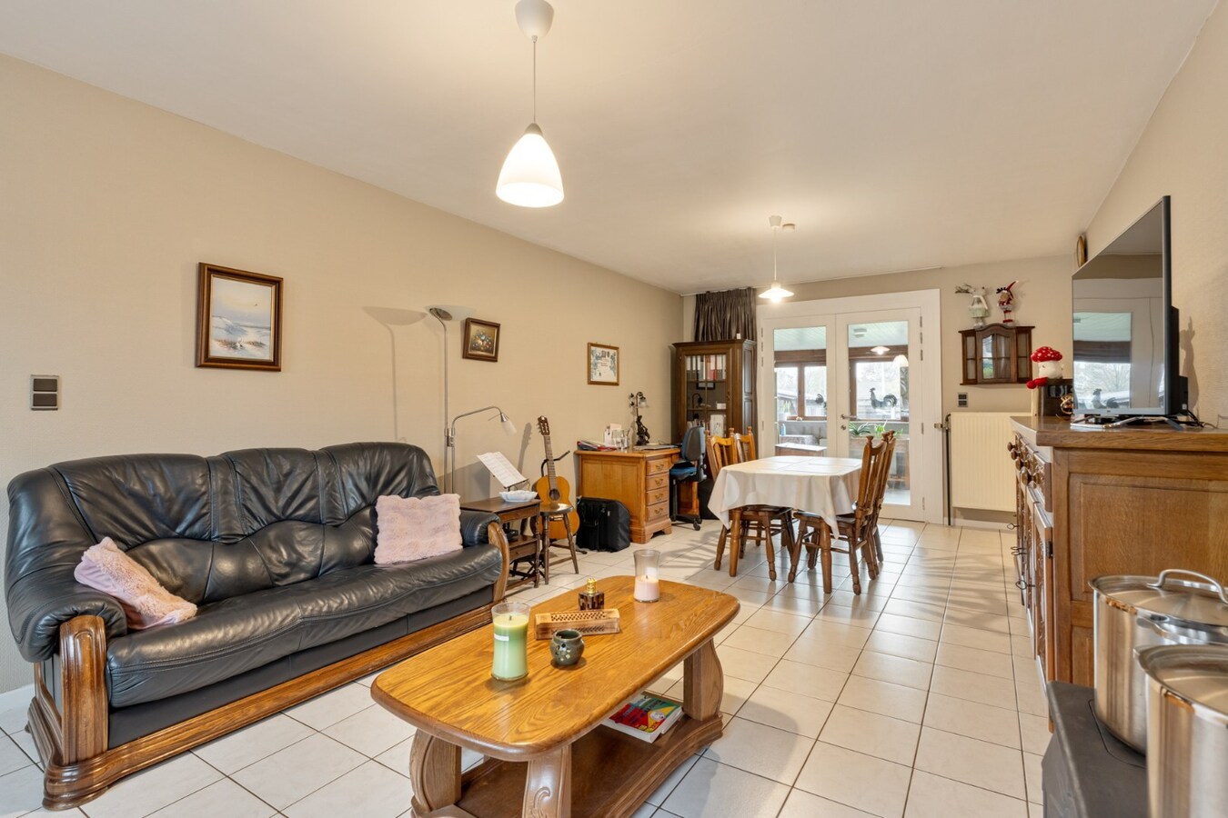 Vrijstaande gezinswoning, gebouwd in 1993 op een perceel van 5a74ca, gunstige ligging vlakbij het centrum. 