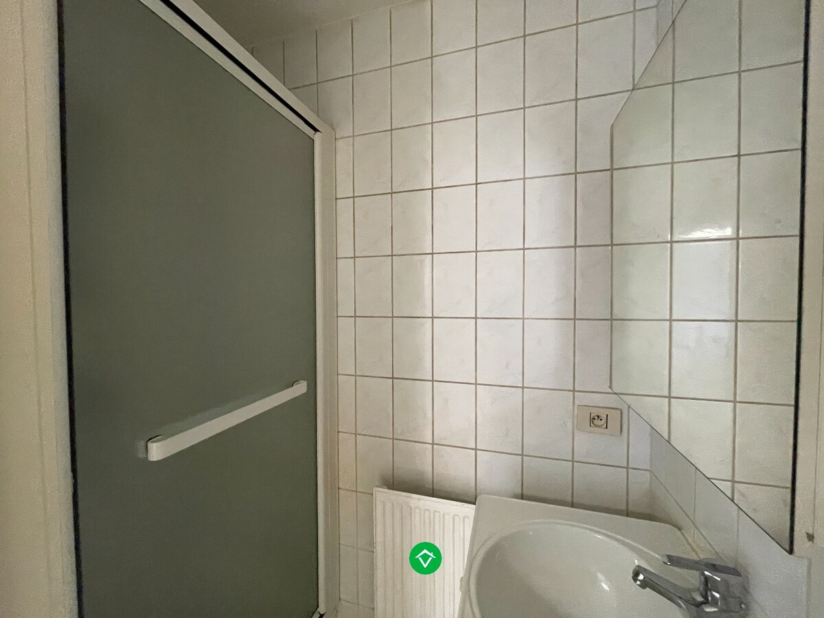 Gelijkvloers appartement met één slaapkamer, tuin en garage in centrum Roeselare 